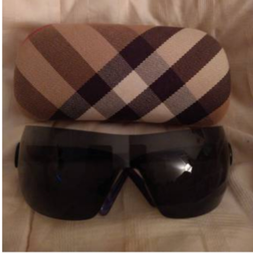 Italian made black stainless men’s sunglasses. Great wear for professional event